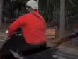 Clip thanh niên áo cam đuổi đạp xe máy 'cực gắt' ngay trước đầu ô tô ở Thủ Đức