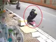 [CLIP] Người phụ nữ và xe máy lộn nhào, cắm đầu giữa đường