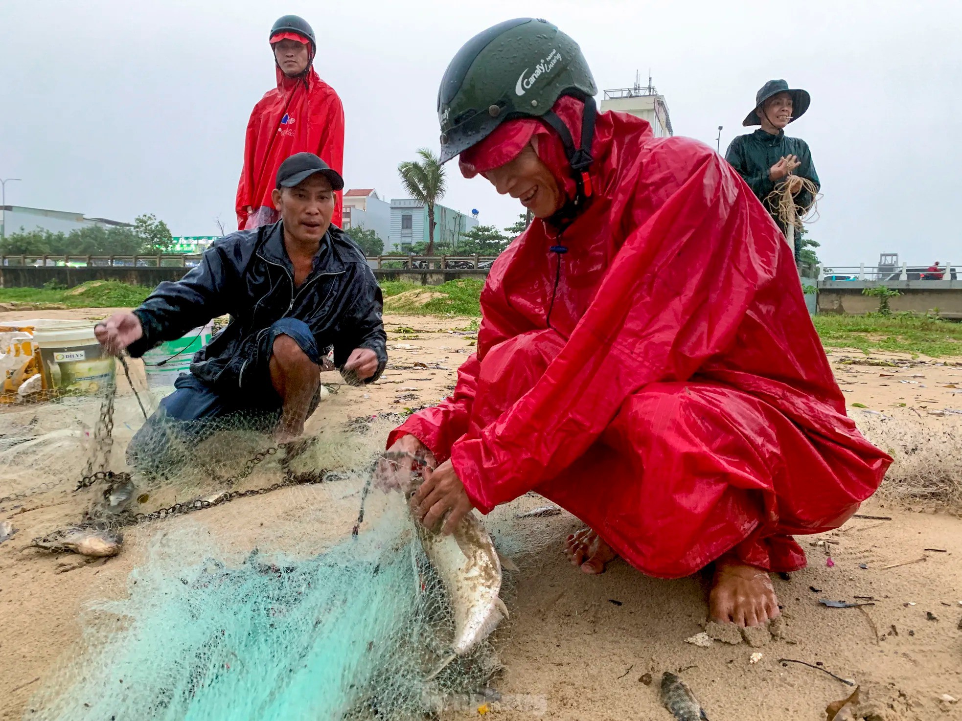 Nhiều người tranh thủ trời ngớt mưa để đánh bắt cá nước ngọt ngay tại bờ biển.