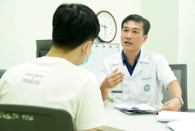 TS.BS Nghiêm Trung Dũng thăm khám cho bệnh nhân có dấu hiệu yếu sinh lý