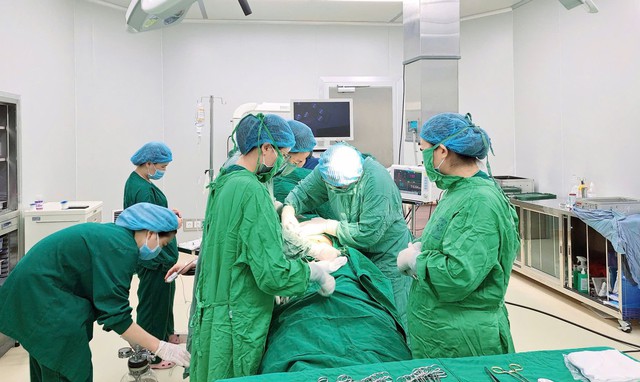 Các bác sĩ phẫu thuật cấp cứu cho sản phụ ngay trong đêm. Ảnh: BVCC.