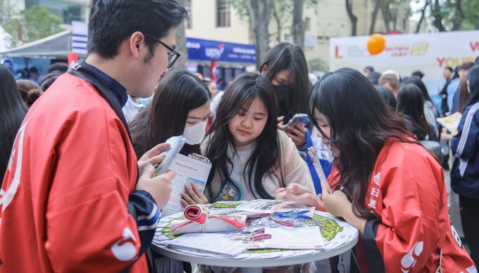 Sinh viên trường Đại học Việt Nhật tư vấn tuyển sinh hồi tháng 3. Ảnh: VJU