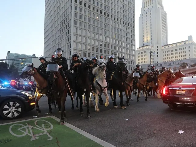 Lực lượng an ninh trong giờ giới nghiêm tại Los Angeles. (Ảnh: Xinhua)