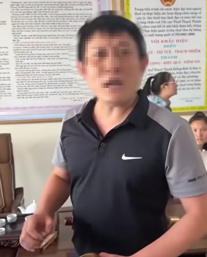 Ông Dương Văn H., cán bộ thuế có hành vi xưng "mày, tao" với dân. Ảnh cắt từ clip