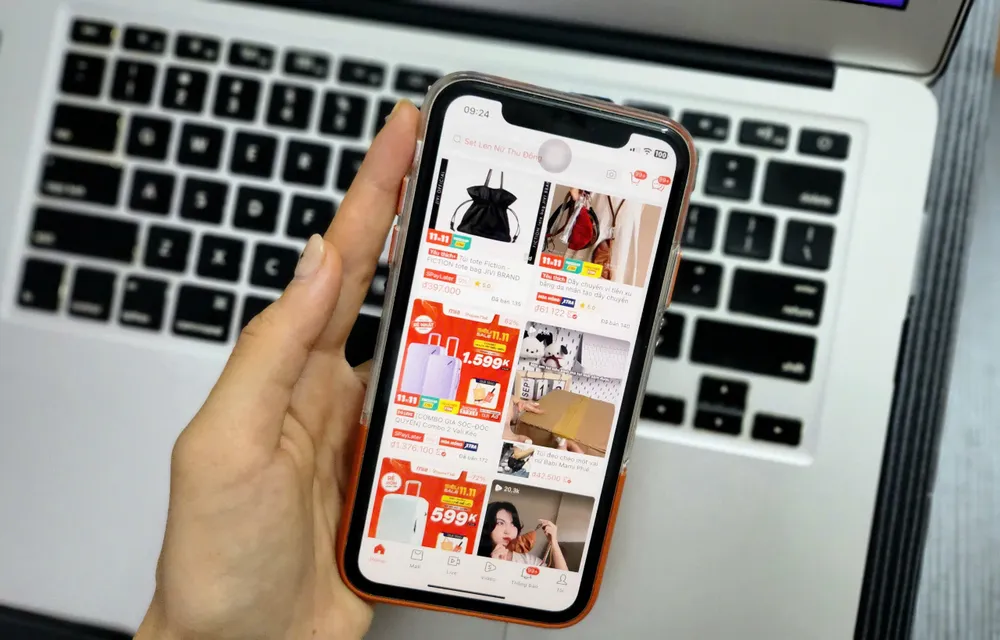Từ 1-7, sàn thương mại điện tử sẽ nộp thuế thay người bán hàng online. Ảnh: MINH TRÚC