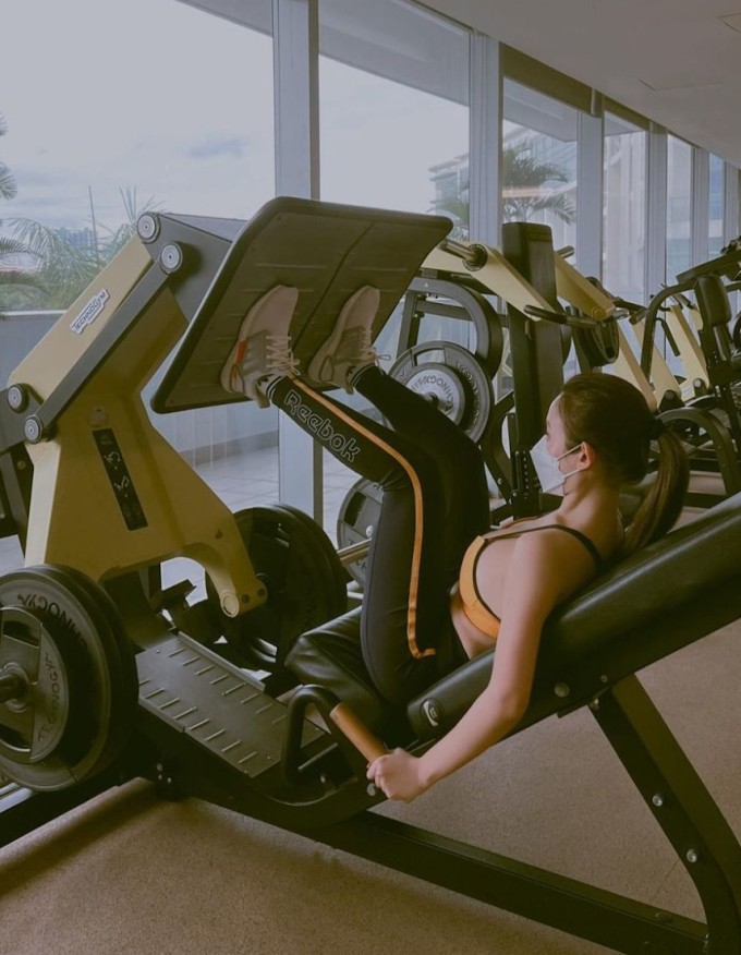 Huyền Baby khoe thực hiện bài tập leg press với tạ nặng.