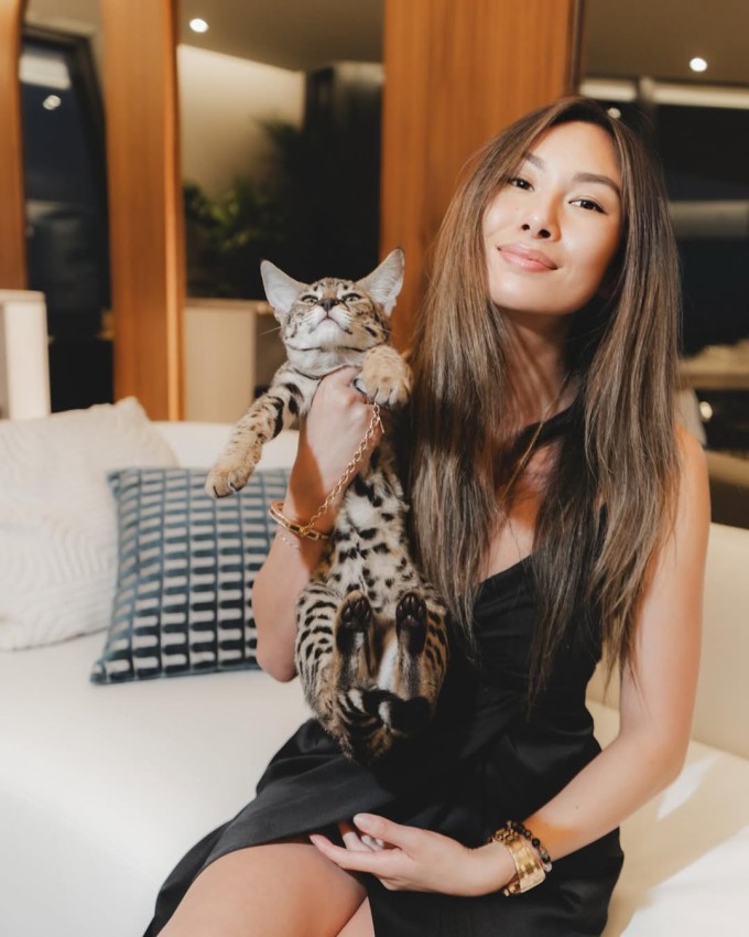 Dù là tỷ phú, Guo mặc thương hiệu thời trang giá rẻ, đi xe bình dân. Ảnh: Instagram guoforit