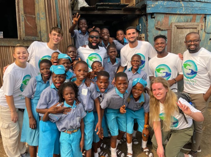 Mofid chụp với trẻ em trong làng khi đến Nigeria năm 2023. Ảnh: CNN