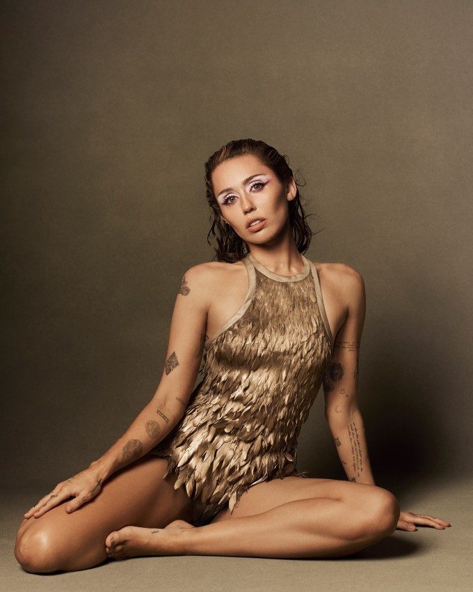 Miley Cyrus giữ kỷ luật tập luyện, ăn uống để duy trì cơ thể săn chắc và khỏe mạnh. Ảnh: Harper's Bazaar