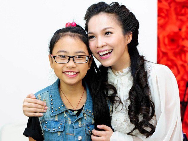 Trong suốt quá trình thi The Voice Kids, Phương Mỹ Chi nhận được sự ủng hộ giúp đỡ của cô giáo Hiền Thục.