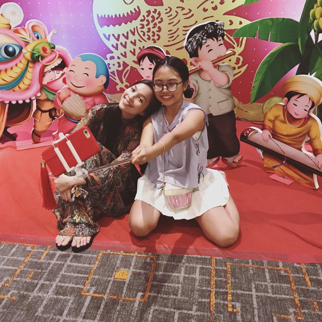 Sau những chia sẻ của Phương Mỹ Chi, mọi chuyện dần lắng xuống và thực tế mối quan hệ của "cô bé dân ca" với người thầy của mình vẫn tốt đẹp. Dù đã lâu không gặp, nhưng cứ vào ngày lễ 20/11 hoặc năm mới, Phương Mỹ Chi vẫn nhắn tin chúc mừng cô Hiền Thục và nhận được lời dỗ dành: “Vẫn luôn yêu thương con dù cô ở xa” từ nữ ca sĩ.