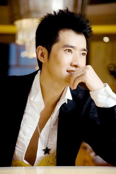 Nhậm Tuyền sở hữu vẻ ngoài điển trai, đậm chất thư sinh.