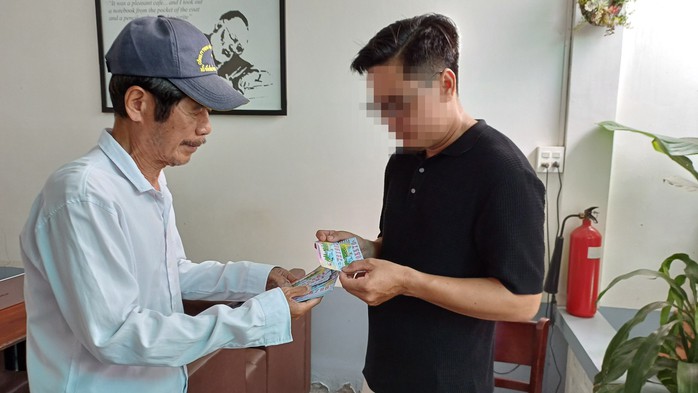 Nhiều người mua vé số kiến thiết hằng ngày để thử vận may - Ảnh: VÂN DU