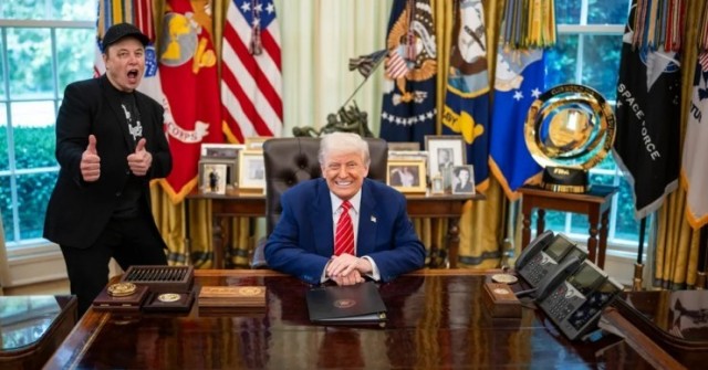 Ông Trump đáp trả hành động xuống thang của Elo...