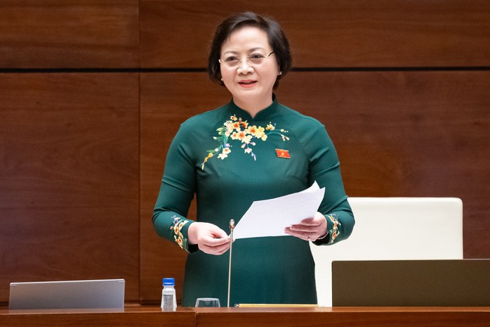Bộ trưởng Bộ Nội vụ Phạm Thị Thanh Trà phát biểu giải trình, làm rõ một số nội dung trước khi Quốc hội biểu quyết thông qua Nghị quyết. Ảnh: Phạm Thắng