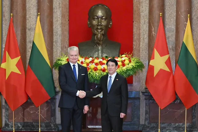 Chủ tịch nước Lương Cường và Tổng thống Cộng hòa Litva Gitanas Nauseda. (Ảnh: Nhật Minh)