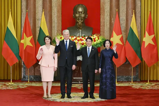 Chủ tịch nước Lương Cường cùng Phu nhân đón Tổng thống Gitanas Nauseda và Phu nhân. (Ảnh: Nhật Minh)