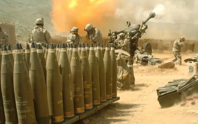 Một khẩu pháo 155 mm do lính dù và lính pháo binh Mỹ điều khiển đang bắn vào một mục tiêu ở miền đông Afghanistan. (Nguồn: DIMOC)