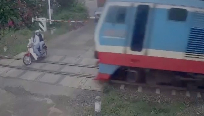 Thời điểm xe máy chạy qua đường ray va chạm tàu hỏa. Ảnh: Minh Bằng