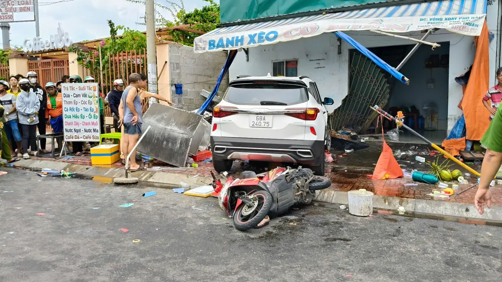 Ôtô kéo lê xe máy và tông vào quán bánh xèo.