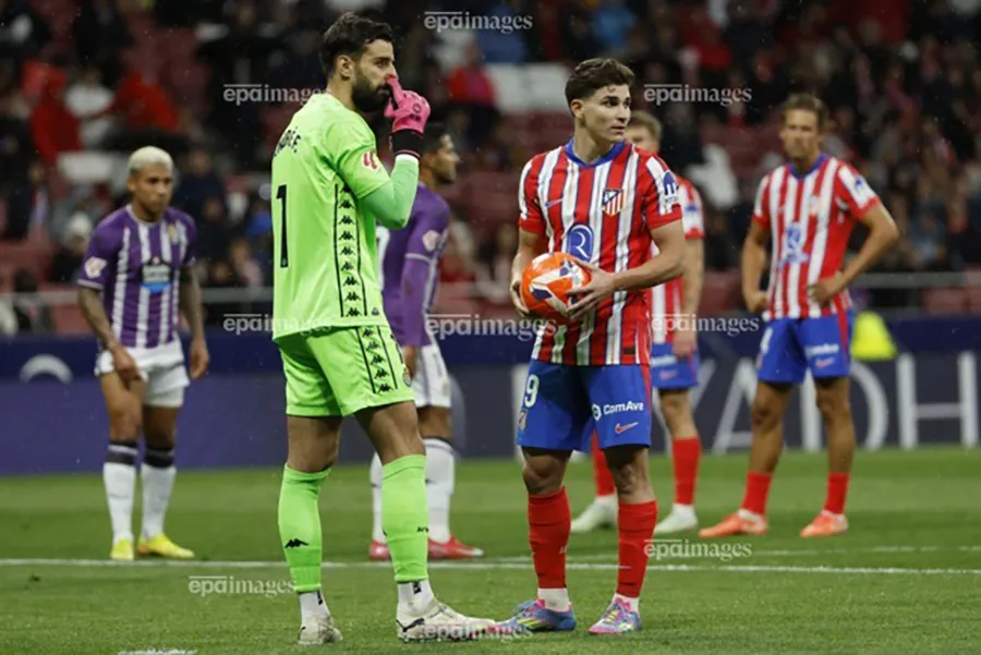 UEFA thay đổi luật vô cùng thú vị ngăn chặn thủ môn câu giờ. ẢNH: EPA