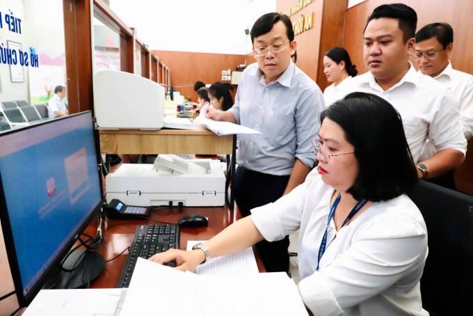Cán bộ UBND phường Thới An xử lý hồ sơ trong buổi vận hành thử sáng 12/6. Ảnh: Lê Tuyết