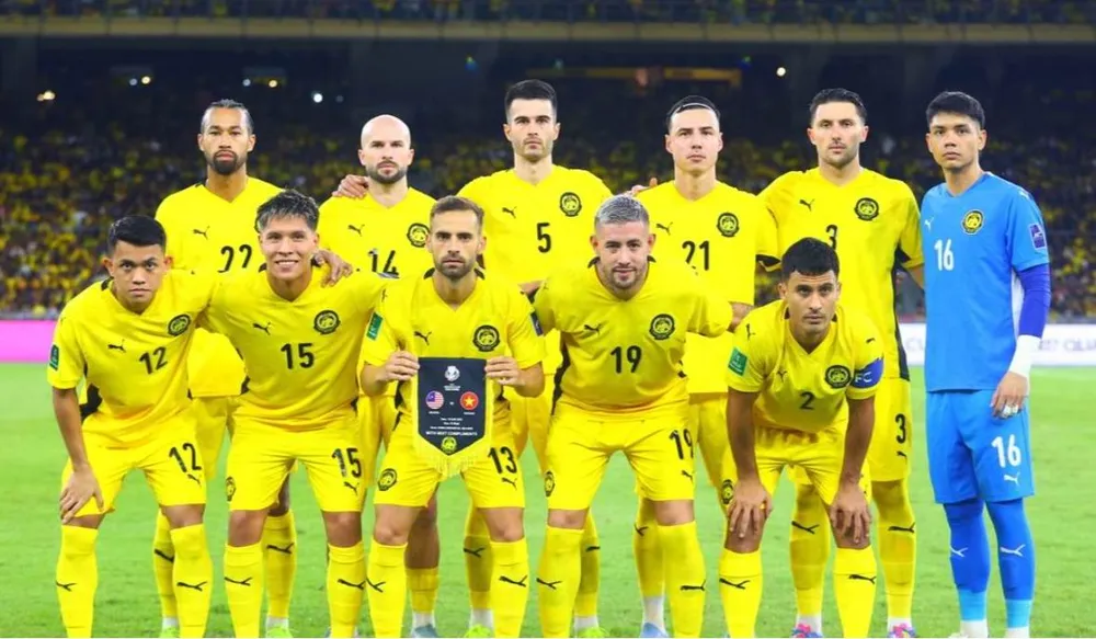Đội hình xuất phát tuyển Malaysia trong trận đánh bại tuyển Việt Nam 4-0 tối 10-6 chỉ có hai cầu thủ gốc Malaysia gồm thủ môn Syihan Hazmi và tiền vệ Arif Aiman Hanapi (12). Ảnh: AFC