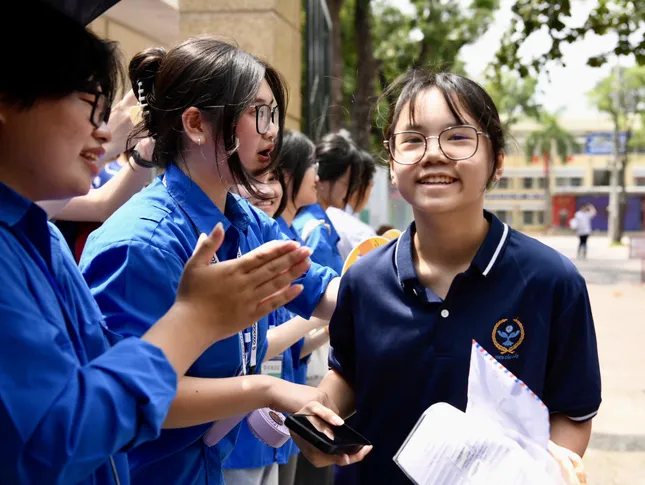 Thí sinh rời phòng thi trong kỳ thi tuyển sinh lớp 10 Hà Nội năm nay. (ảnh: Trọng Tài)