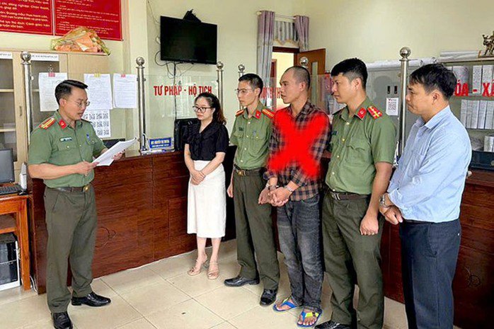 Cơ quan chức năng đọc lệnh bắt giữ Lê Văn Thắng. Ảnh: Công an cung cấp