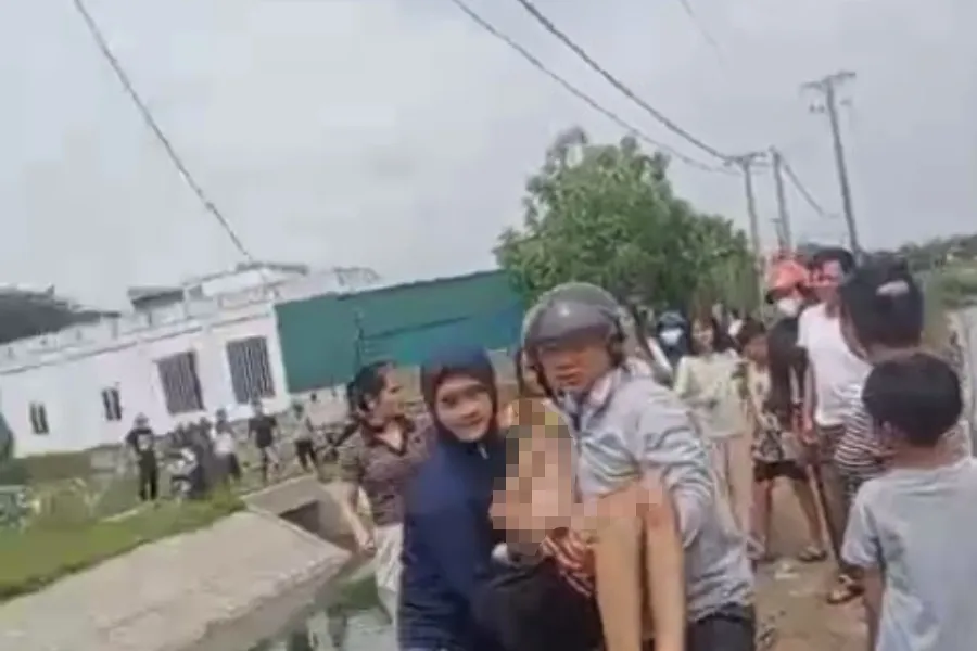 Người dân đưa các em lên trạm y tế xã cấp cứu.