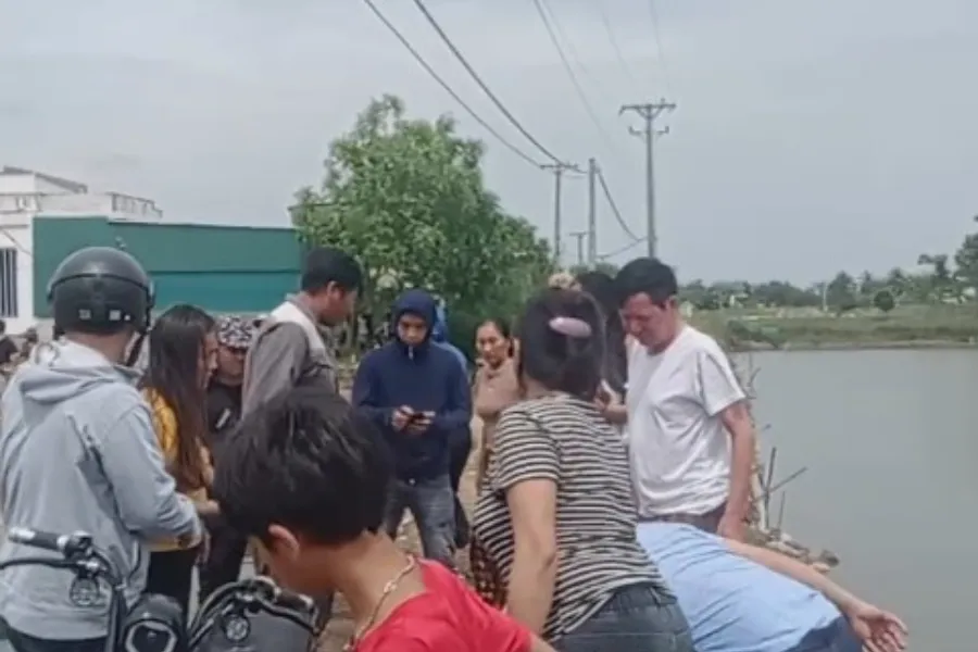 Người dân cố gắng sơ cứu các em bị điện giật bất tỉnh.