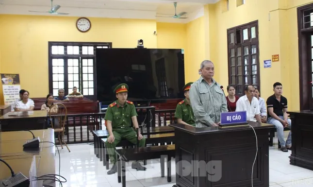 Bị cáo Nguyễn Huy Mộc ra tòa lĩnh án.