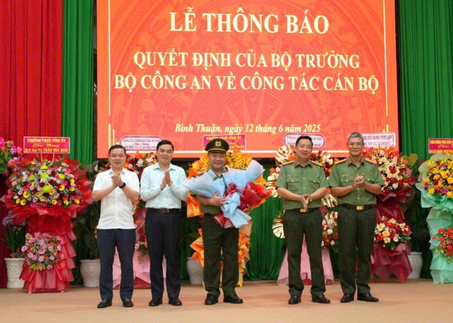 Lãnh đạo tỉnh Bình Thuận tặng hoa chúc mừng đại tá Lê Quang Nhân. Ảnh: CABT