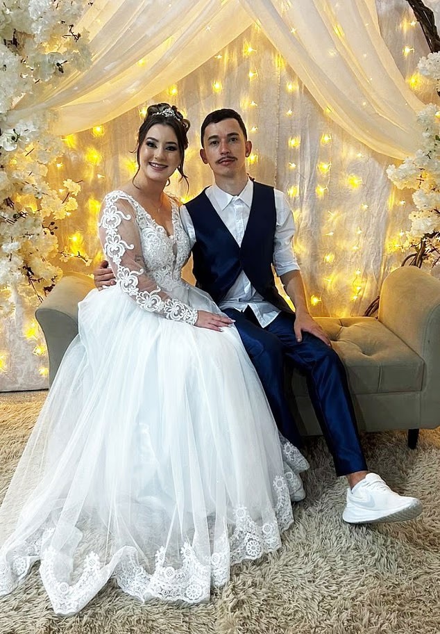 Chú rể Gustavo Schmitz và cô dâu Pamela Berto Schmitz trong ngày cưới hôm 7/6. Ảnh: Facebook nhân vật