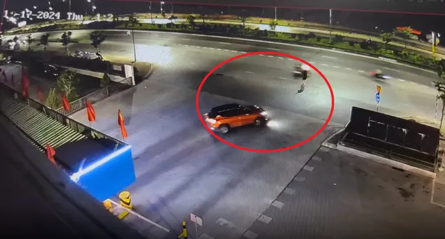 Hình ảnh "Bình đen" cầm súng bắn về phía ô tô do N.T.A điều khiển trước cổng bến xe Vĩnh Niệm (quận Lê Chân, TP Hải Phòng) tối 17/10/2024.