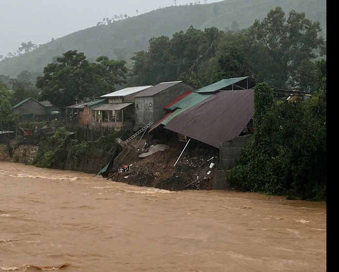 Quảng Trị: Bờ kè, ô tô bị cuốn trôi, sơ tán khẩn cấp người dân - 1