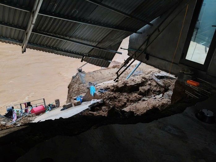 Nước cuốn trôi hệ thống kè, đổ sập mái che của gia đình ông Võ Văn Cường. Ảnh: Đình Tiến