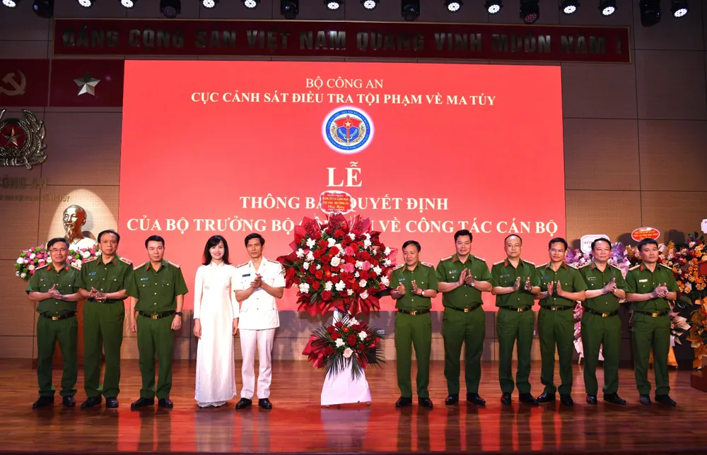 Đảng ủy và lãnh đạo Cục Cảnh sát điều tra tội phạm về ma túy tặng hoa chúc mừng Đại tá Ngô Thanh Bình, Cục trưởng. Ảnh CA