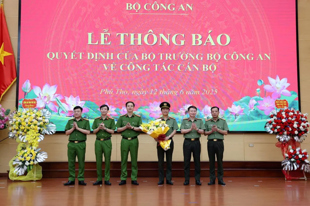 Đại tá Nguyễn Minh Tuấn - Giám đốc Công an tỉnh Phú Thọ cùng lãnh đạo Công an tỉnh Phú Thọ tặng hoa chúc mừng Đại tá Nguyễn Quốc Vương - Phó Giám đốc Công an tỉnh nhận nhiệm vụ mới. Ảnh: CACC
