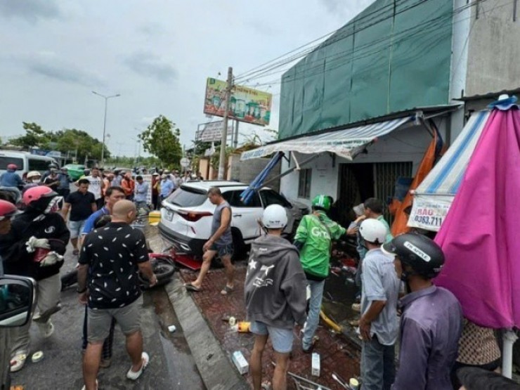 Kinh hoàng khoảnh khắc ô tô tông vào nhà khiến một người tử vong, 2 người bị thương