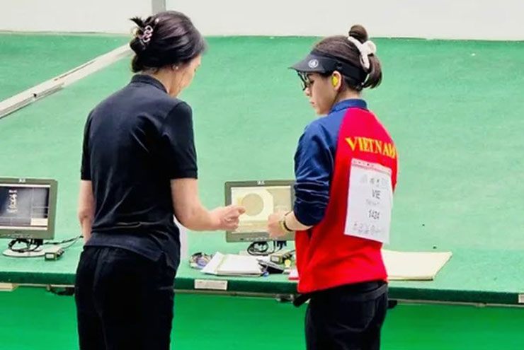 Trịnh Thu Vinh (phải)