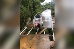 Clip: Thót tim người đàn ông liều lĩnh phóng xe máy vượt qua cây cầu bị hỏng