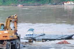 Phà quân sự được huy động sau khi cắt khẩn cấp cầu phao Phong Châu