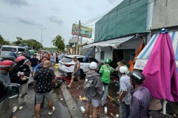 Kinh hoàng khoảnh khắc ô tô tông vào nhà khiến một người tử vong, 2 người bị thương