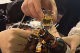 Bị gout nên uống rượu hay bia?