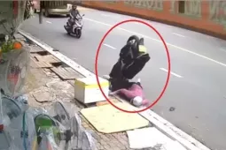 [CLIP] Người phụ nữ và xe máy lộn nhào, cắm đầu giữa đường