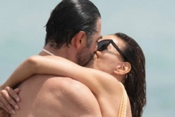 Eva Longoria quấn quýt chồng trên bãi biển