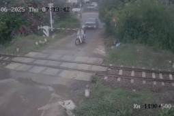 Tàu hỏa tông xe máy, hai người chết