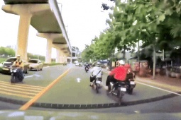 Clip thanh niên áo cam đuổi đạp xe máy  ' cực gắt '  ngay trước đầu ô tô ở Thủ Đức