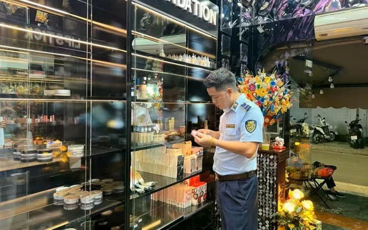 Lực lượng Quản lý thị trường thành phố Hà Nội phát hiện và tạm giữ gần 400 mỹ phẩm nhập lậu tại Công ty TNHH Sản xuất và Đầu tư Tina Lê Make Up - Ảnh DMS